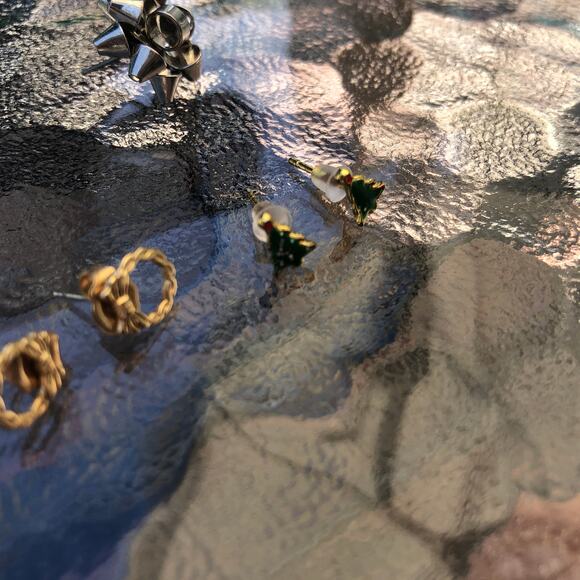 Vintage Christmas Earrings Avon Small Gold Wreaths, Gift Bows, Christmas Trees - Picture 4 of 6